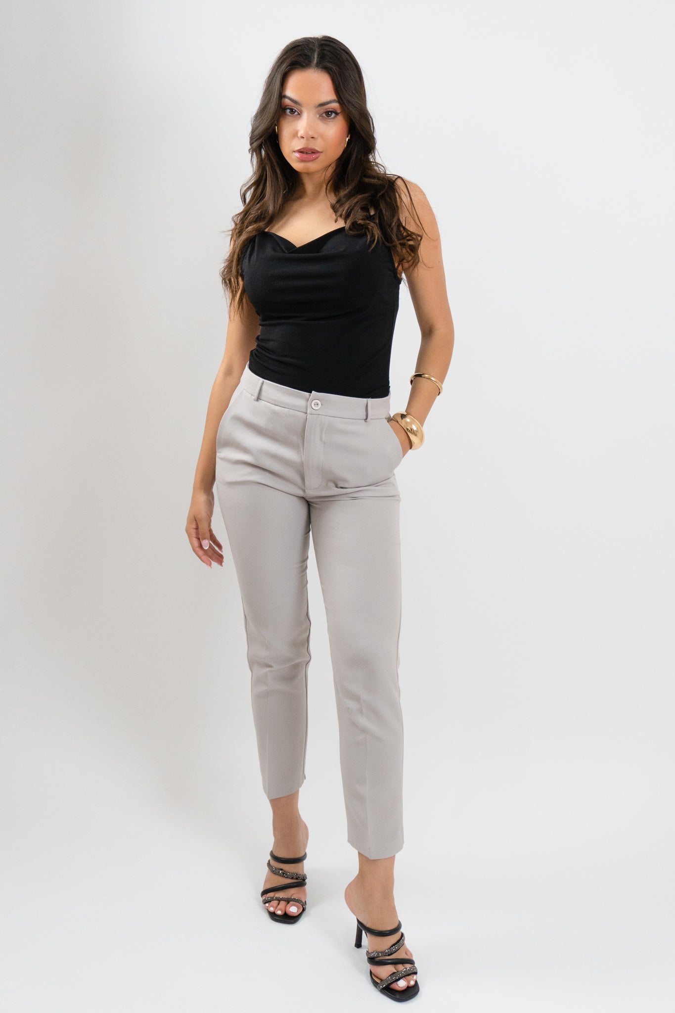 Το V Trousers σε γκρι χρώμα, με ψηλόμεση εφαρμογή και αυστηρό κόψιμο για επαγγελματικές περιστάσεις και chic καθημερινό στυλ.
