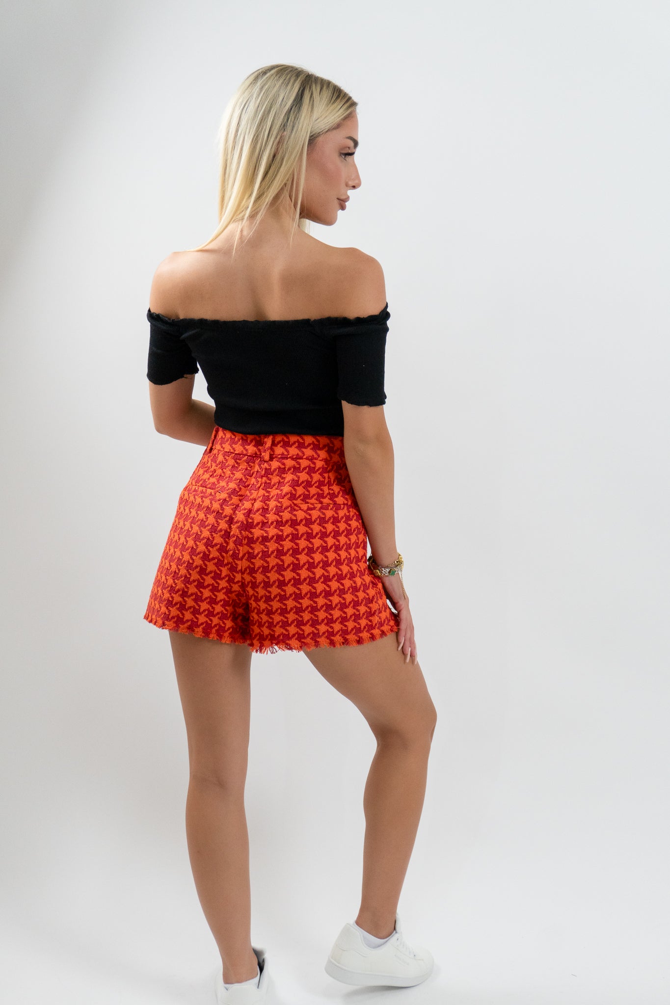 Jesko Shorts φωτογραφημένο διαγώνια από πίσω, με μοντέρνα urban αισθητική – κατάλληλο για city looks ή βόλτες με έντονο χαρακτήρα.