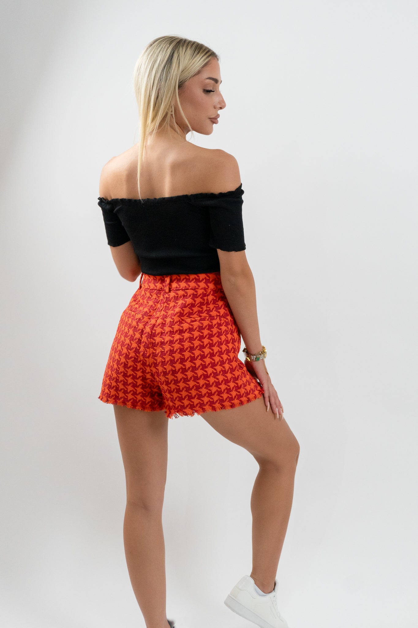 Jesko Shorts σε ημιπροφίλ λήψη με ελαφριά κίνηση – τέλεια επιλογή για fashion-forward city outfit ή σαββατιάτικη βόλτα.