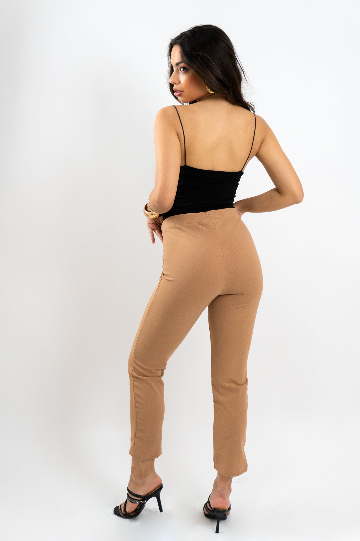 Γυναικείο ψηλόμεσο cropped παντελόνι Refined σε milk coffee απόχρωση. Πίσω όψη που αναδεικνύει την εφαρμογή στη μέση και τη λεκάνη.