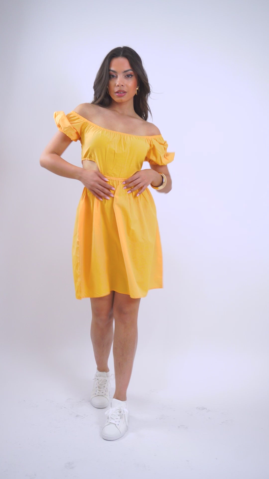 Βίντεο με το Theonys Midi Dress από το Refined.gr – Καλοκαιρινό midi φόρεμα με μεσάτο κόψιμο και διακριτικές πιέτες που αναδεικνύουν τη σιλουέτα. Ιδανικό για απογευματινές εξόδους, ρομαντικά events και χαλαρές επίσημες περιστάσεις. Δείτε το σε κίνηση για να ανακαλύψετε τη φυσική του ροή και την κομψή εφαρμογή του.