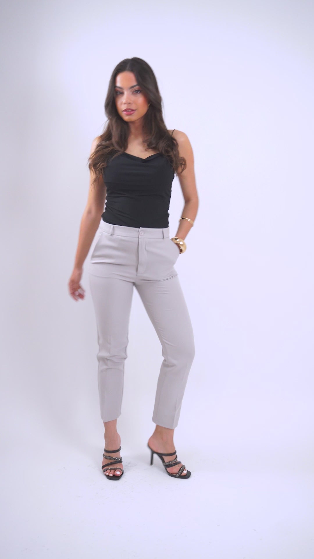 Βίντεο με το V Trousers από το Refined.gr Παντελόνι με τέλεια εφαρμογή και κομψή γραμμή, ιδανικό για all-day εμφανίσεις, βόλτες στην πόλη και βραδινά looks. Δείτε πώς αναδεικνύει τη μέση και κινείται με φυσικότητα στο σώμα.