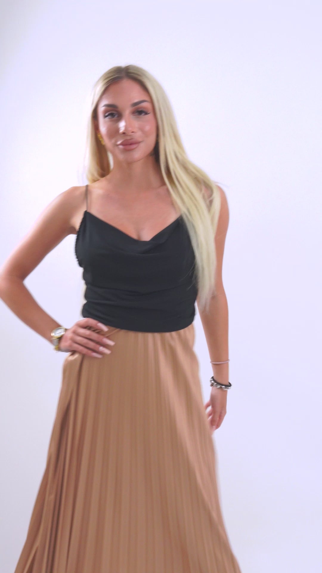 Βίντεο με τη Aerial Maxi Skirt από το Refined.gr – Πλισέ μάξι φούστα με elegant πιέτες και ψηλόμεση γραμμή που κολακεύει τη σιλουέτα. Ιδανική για ρομαντικά ραντεβού, επίσημες περιστάσεις και καθημερινά looks με διαχρονική κομψότητα. Δείτε την σε αέρινη κίνηση για να ανακαλύψετε τη φινέτσα και τη θηλυκή της γραμμή.