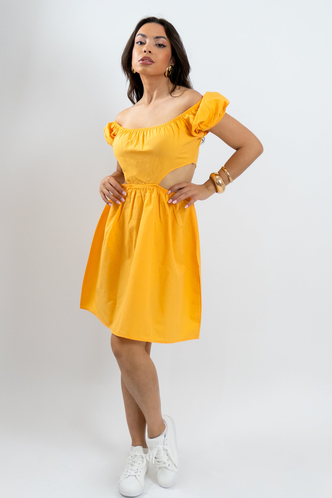 Κίτρινο midi φόρεμα Theonys με off-shoulder σχέδιο και balloon μανίκια, ιδανικό για καλοκαιρινές εξόδους και ρομαντικά looks (Refined Clothing)