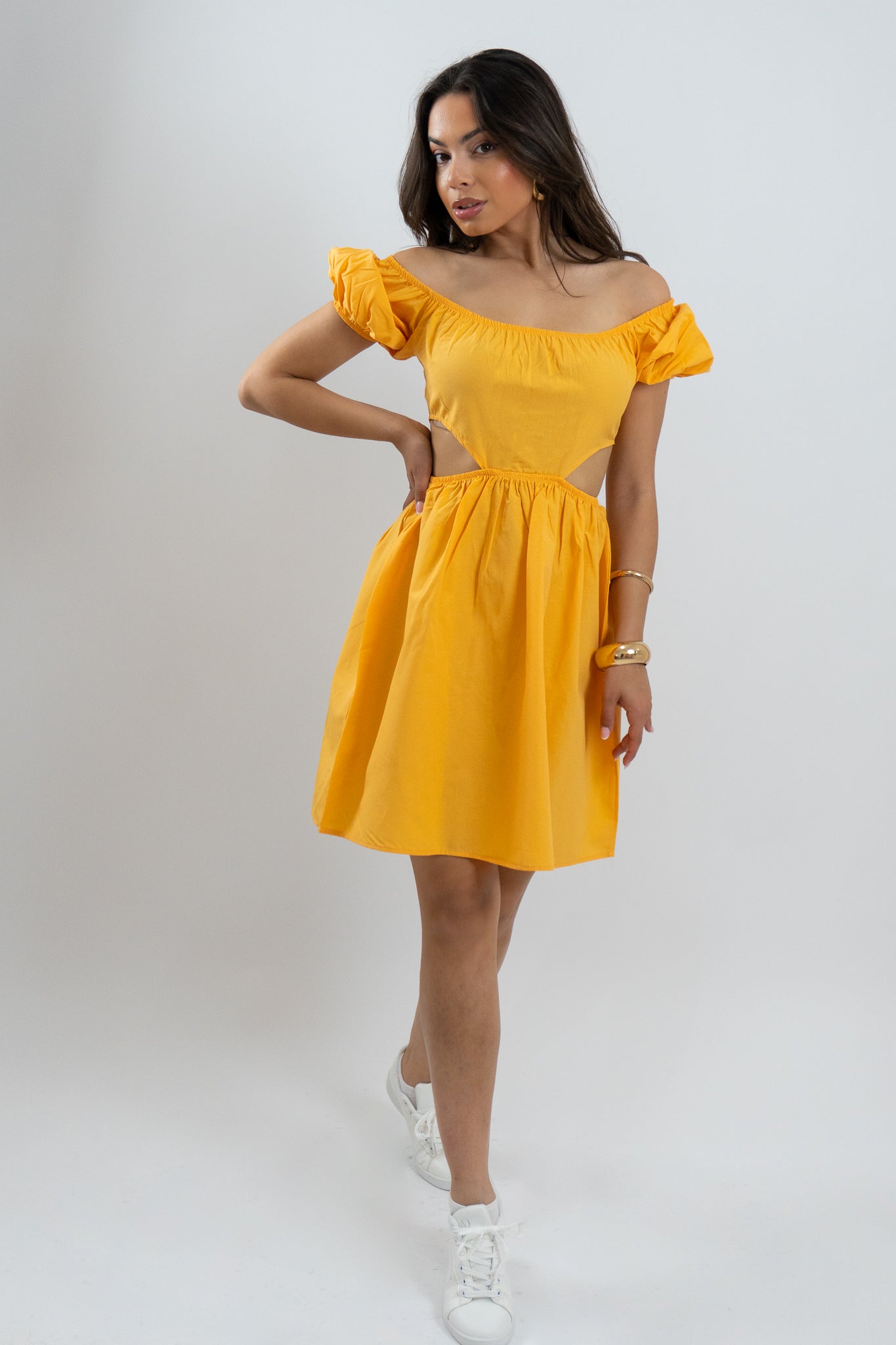 Off-shoulder φόρεμα Theonys με μανίκια balloon και μεσάτη εφαρμογή που αναδεικνύει τη σιλουέτα