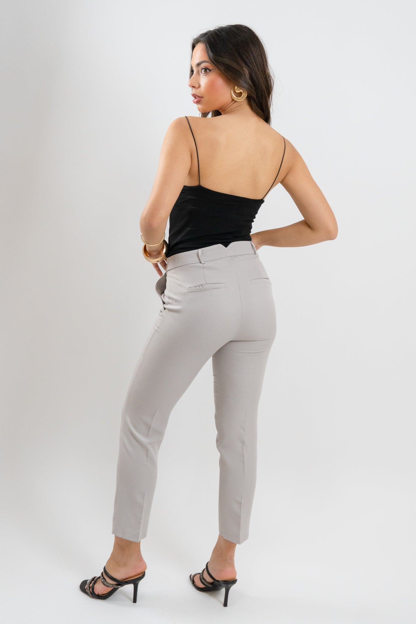 Κομψό και διαχρονικό V Trousers, ιδανικό για all-day εμφανίσεις σε επαγγελματικά ραντεβού ή απογευματινές εξόδους.