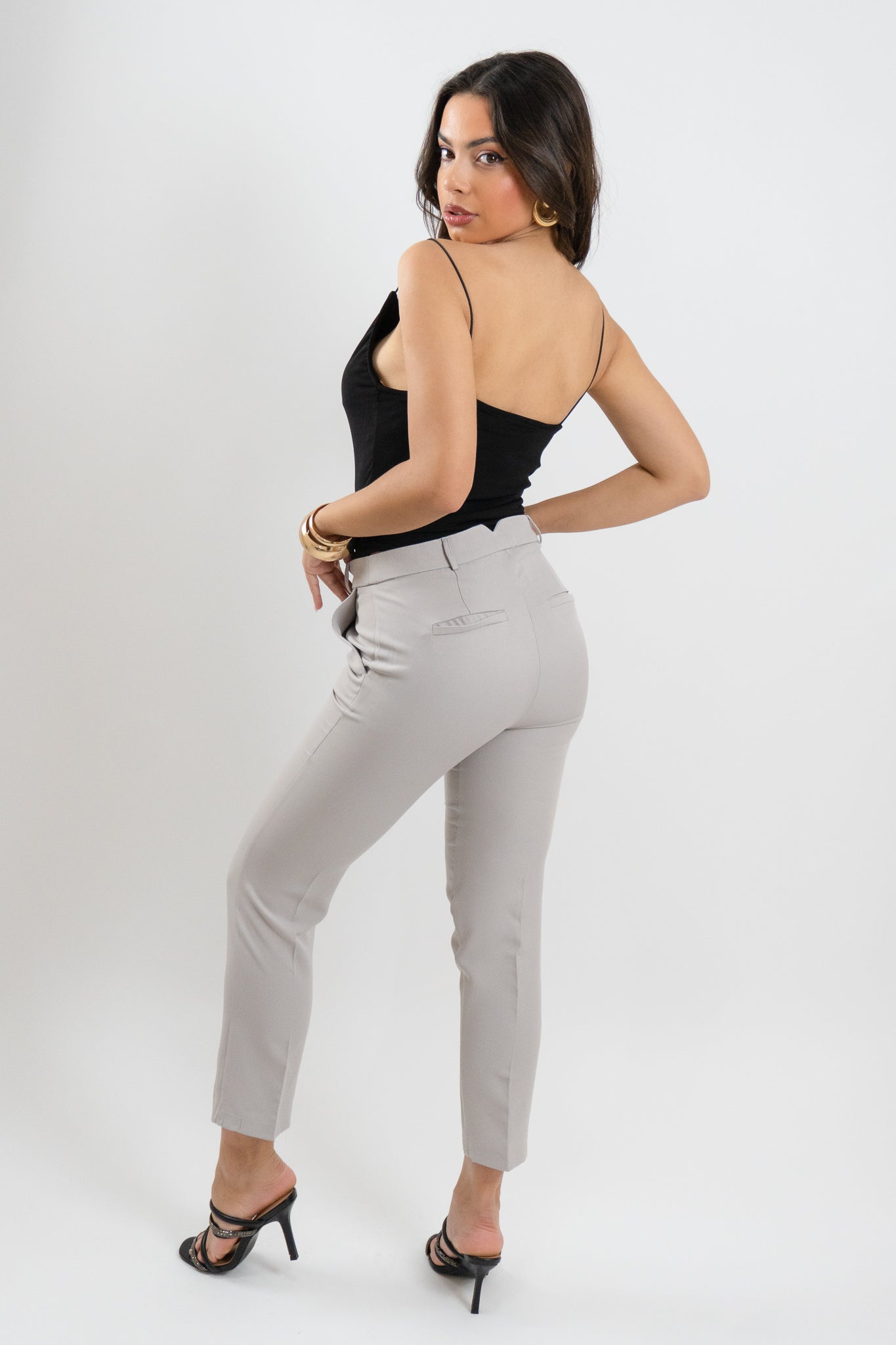 Κλασικό και στιλάτο παντελόνι V Trousers για εμφανίσεις με αυτοπεποίθηση από το πρωί ως το βράδυ.