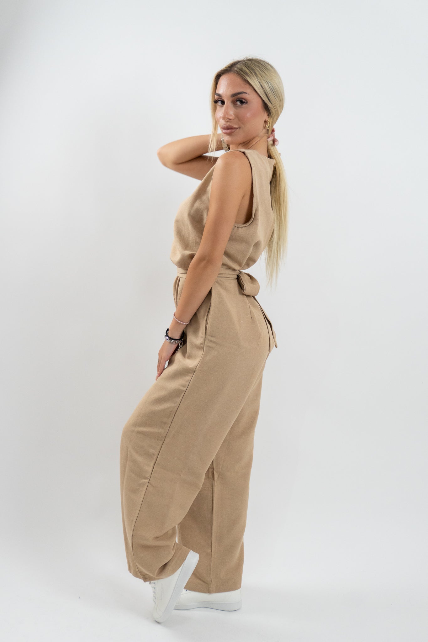 Η πλάτη της ολόσωμης φόρμας Waist Belt με φιόγκο ζώνης, προσφέρει feminine χαρακτήρα και άνεση – τέλεια για ταξίδια ή χαλαρές επαγγελματικές συναντήσεις.