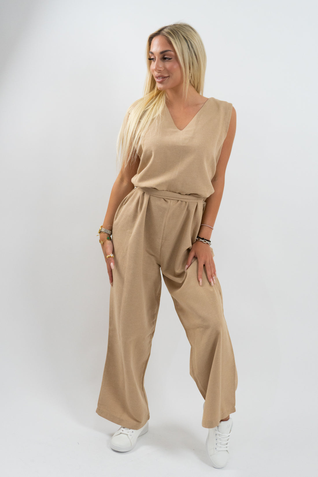 Η ολόσωμη φόρμα Waist Belt αναδεικνύεται με διακριτική κίνηση, ιδανική για βόλτες στην πόλη και καθημερινή χρήση από το πρωί ως το βράδυ με urban chic αισθητική.
