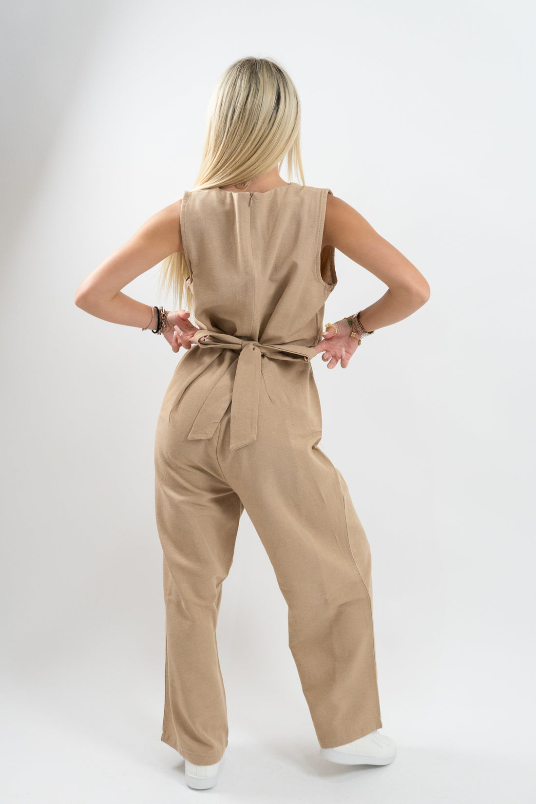 Η ολόσωμη φόρμα Waist Belt αναδεικνύεται με διακριτική κίνηση, ιδανική για βόλτες στην πόλη και καθημερινή χρήση από το πρωί ως το βράδυ με urban chic αισθητική.