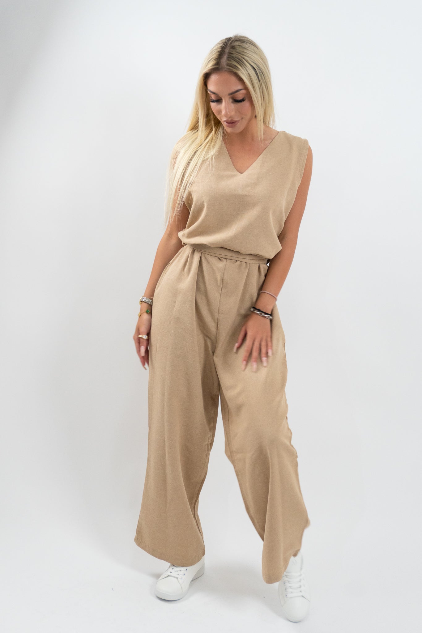 Minimal office look με τη μπεζ ολόσωμη φόρμα Waist Belt, άνετη και κομψή επιλογή για πολύωρες εμφανίσεις στο γραφείο ή για επαγγελματικά ραντεβού.