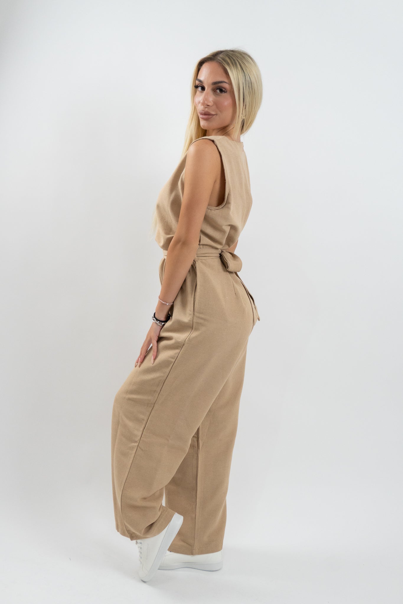 Πλαγιοπρόσθια λήψη της ολόσωμης φόρμας Waist Belt που τονίζει τη μέση με ζώνη, κατάλληλη για city looks και κομψές εμφανίσεις από νωρίς το πρωί.
